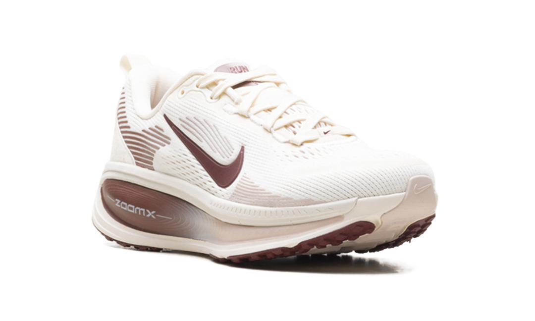 NIKE VOMERO 18 PALE IVORY RED SEPIA SILT RED DARK TEAM RED (WOMEN&