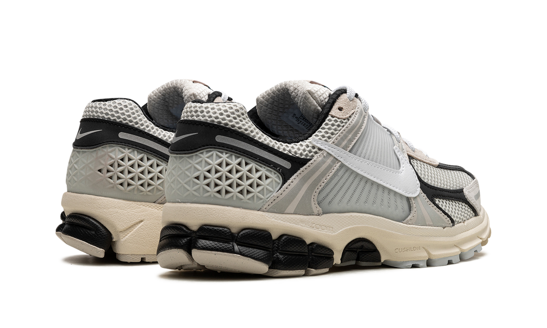 NIKE VOMERO 5 LIGHT BONE BLACK