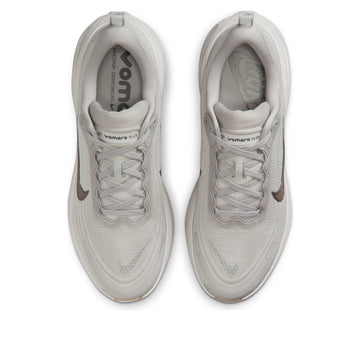 NIKE VOMERO PLUS COLLEGE GREY LIGHT IRON ORE GUM — Stock