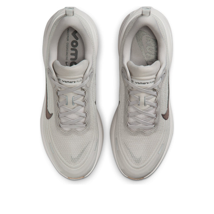 NIKE VOMERO PLUS COLLEGE GREY LIGHT IRON ORE GUM