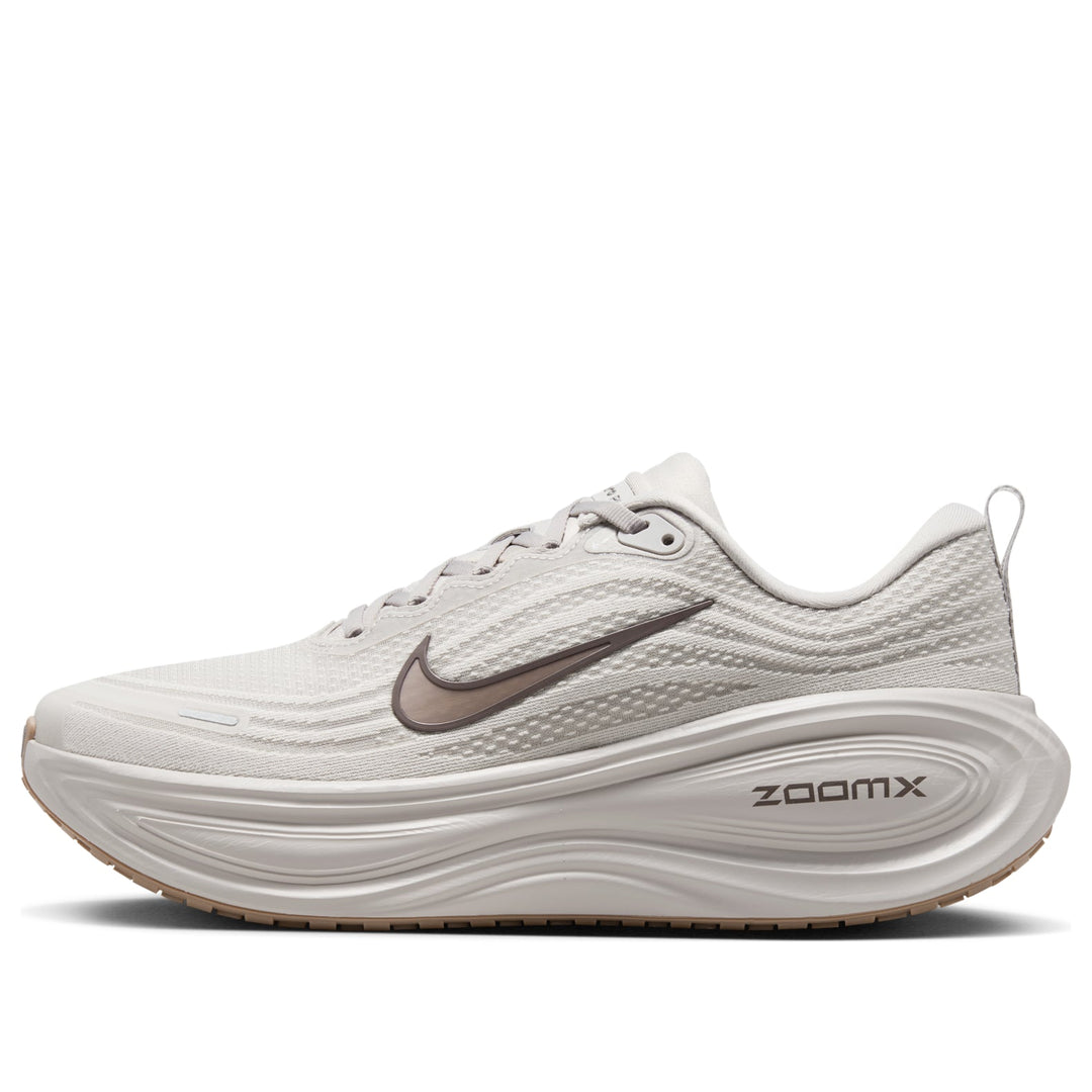 NIKE VOMERO PLUS COLLEGE GREY LIGHT IRON ORE GUM
