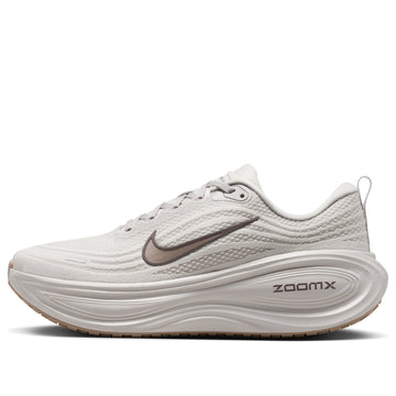 NIKE VOMERO PLUS COLLEGE GREY LIGHT IRON ORE GUM — Stock
