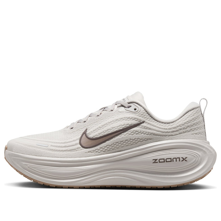 NIKE VOMERO PLUS COLLEGE GREY LIGHT IRON ORE GUM