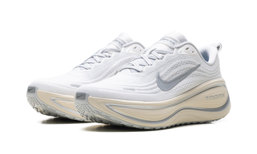 NIKE VOMERO PLUS RUNNING IS MENTAL — Stock
