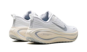 NIKE VOMERO PLUS RUNNING IS MENTAL — Stock