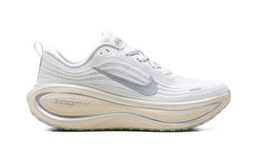 NIKE VOMERO PLUS RUNNING IS MENTAL — Stock