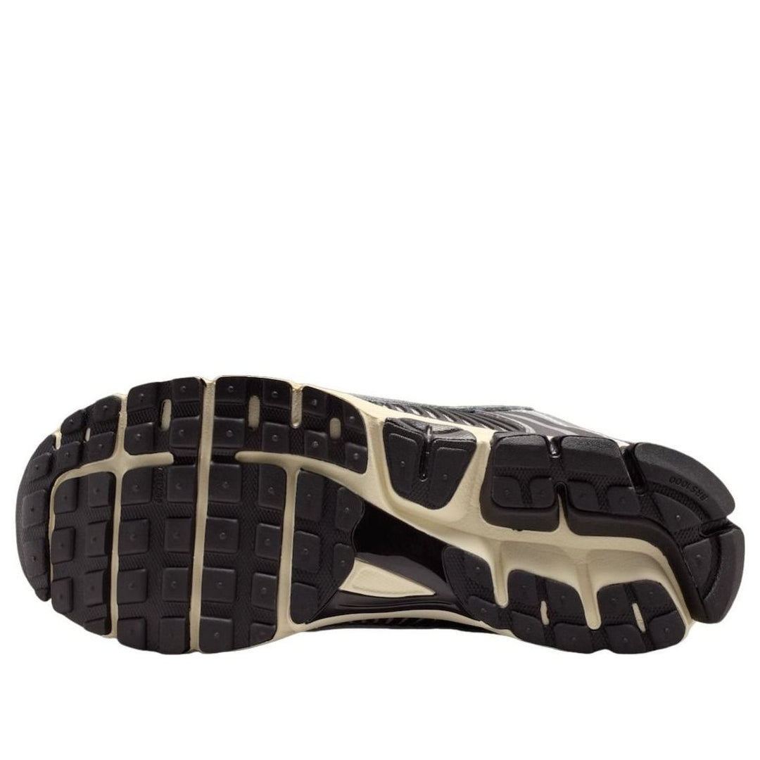 NIKE ZOOM VOMERO 5 BLACK CHROME