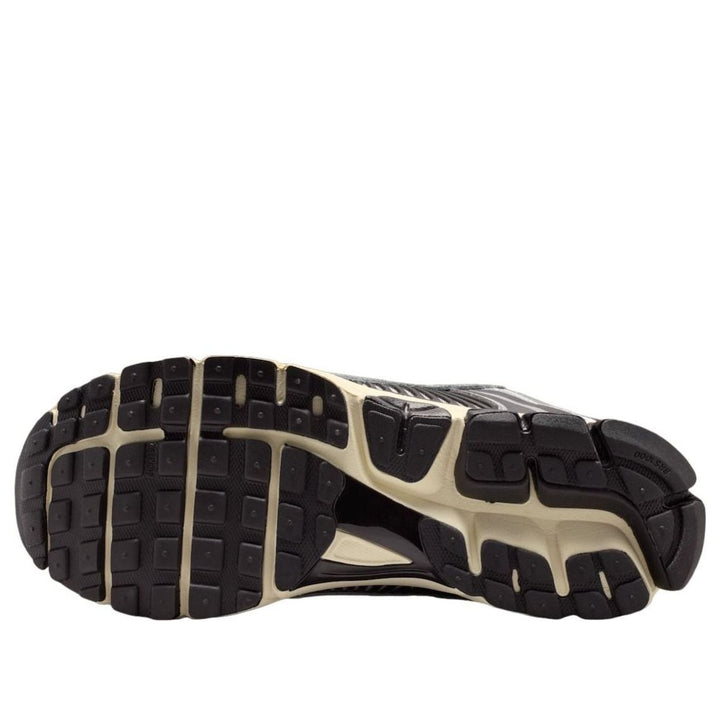 NIKE ZOOM VOMERO 5 BLACK CHROME