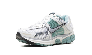 NIKE ZOOM VOMERO 5 CANNON WOMENS — Stock