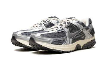 NIKE ZOOM VOMERO 5 IRON GREY CHROME — Stock