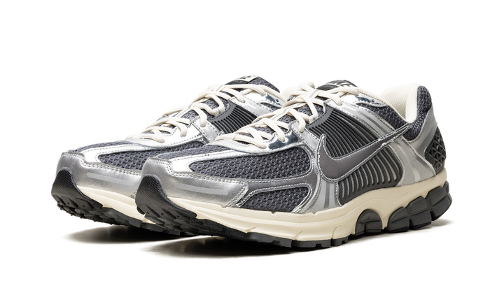 NIKE ZOOM VOMERO 5 IRON GREY CHROME