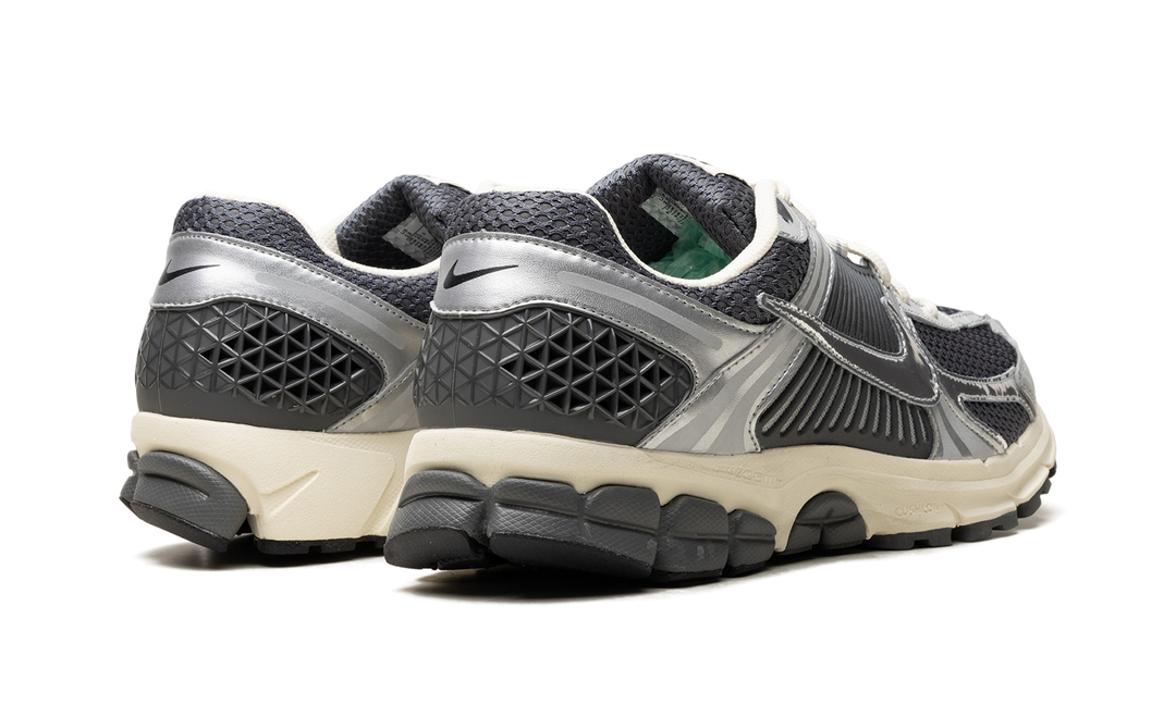 NIKE ZOOM VOMERO 5 IRON GREY CHROME
