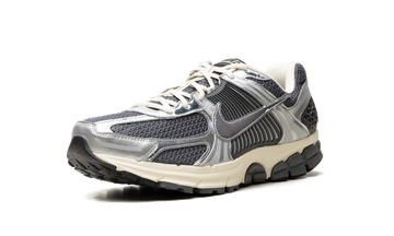 NIKE ZOOM VOMERO 5 IRON GREY CHROME — Stock
