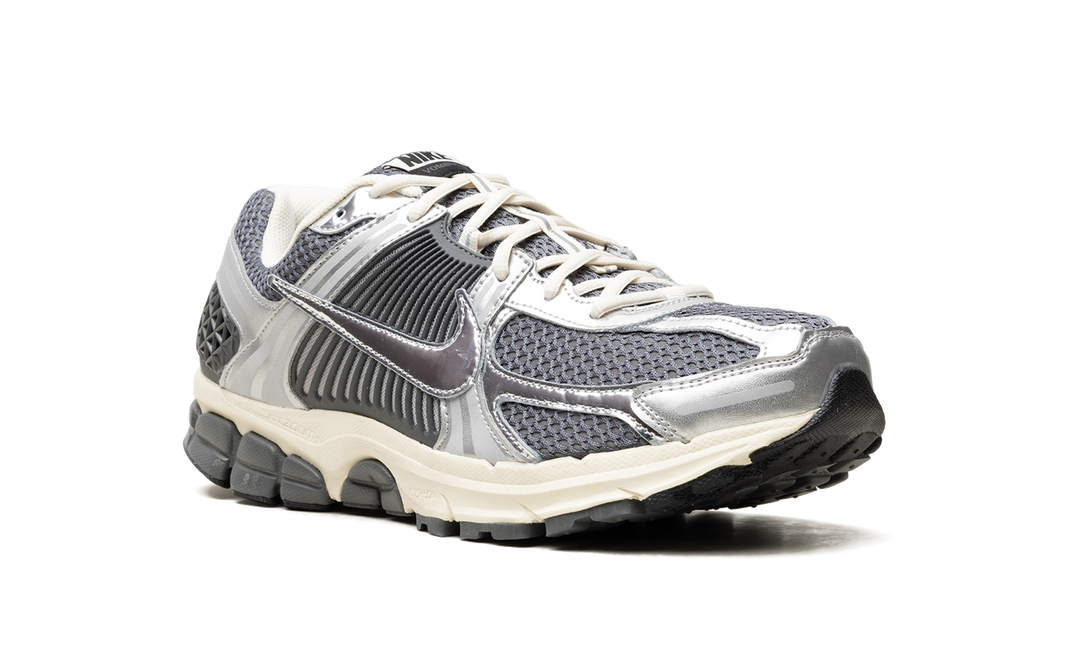 NIKE ZOOM VOMERO 5 IRON GREY CHROME