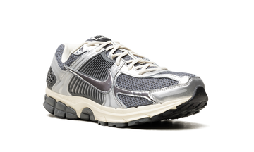 NIKE ZOOM VOMERO 5 IRON GREY CHROME — Stock