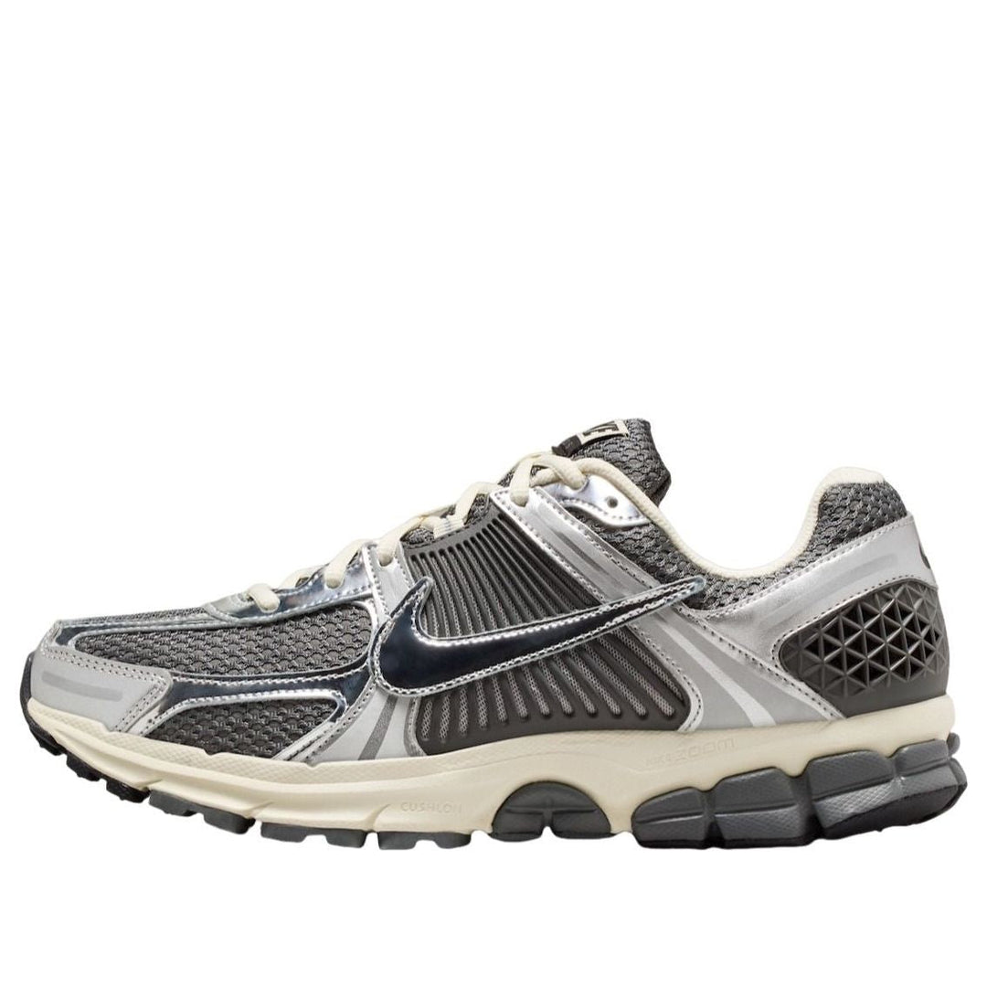 NIKE ZOOM VOMERO 5 IRON GREY CHROME