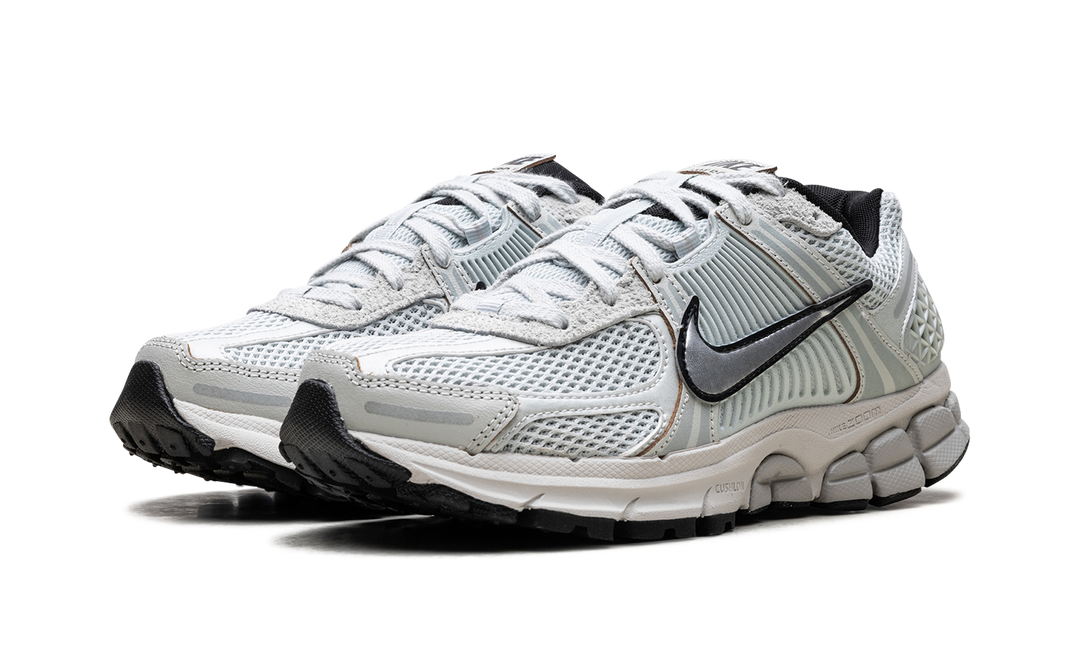 NIKE ZOOM VOMERO 5 LIGHT SILVER CHROME WOMENS — Stock 