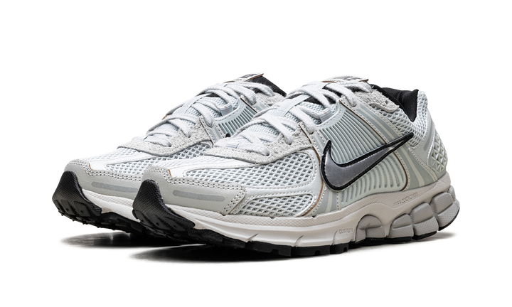NIKE ZOOM VOMERO 5 LIGHT SILVER CHROME WOMENS — Stock 