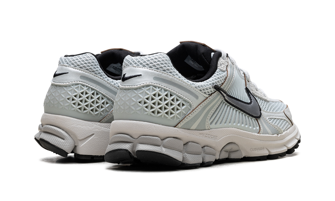 NIKE ZOOM VOMERO 5 LIGHT SILVER CHROME WOMENS — Stock 