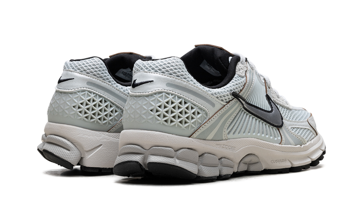 NIKE ZOOM VOMERO 5 LIGHT SILVER CHROME WOMENS — Stock 