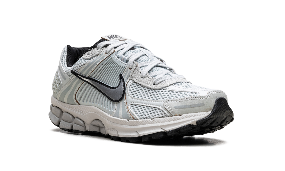 NIKE ZOOM VOMERO 5 LIGHT SILVER CHROME WOMENS — Stock 