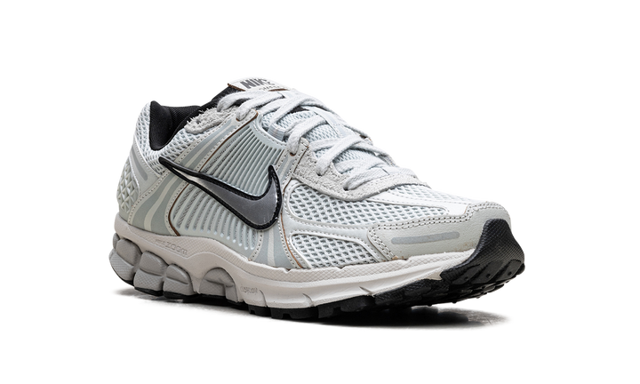 NIKE ZOOM VOMERO 5 LIGHT SILVER CHROME WOMENS — Stock 