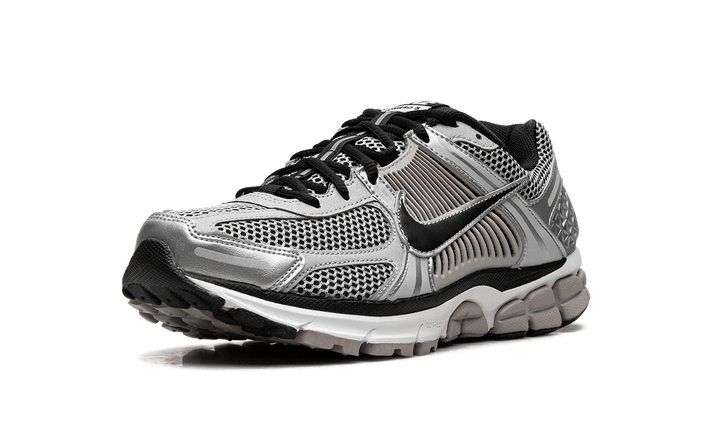 NIKE ZOOM VOMERO 5 METALLIC SILVER COLLEGE GREY