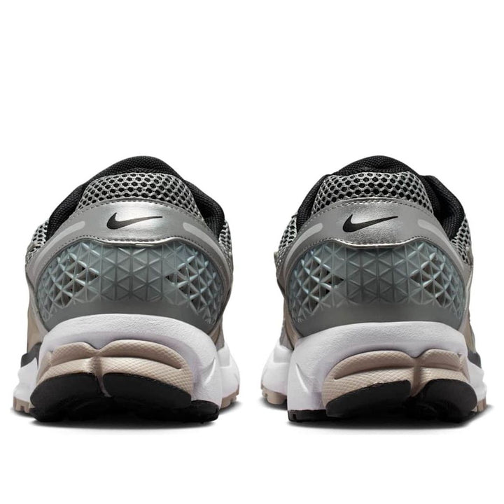 NIKE ZOOM VOMERO 5 METALLIC SILVER COLLEGE GREY
