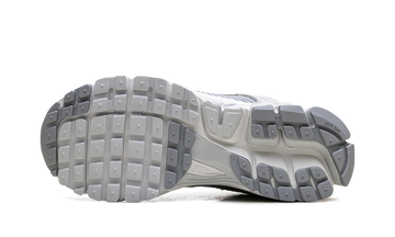 NIKE ZOOM VOMERO 5 PURE PLATINUM PLATINUM TINT WOLF GREY SUMMIT WHITE WOMENS — Stock