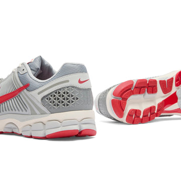 NIKE ZOOM VOMERO 5 SE GREY FOG UNIVERSITY RED
