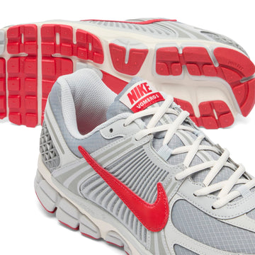 NIKE ZOOM VOMERO 5 SE GREY FOG UNIVERSITY RED