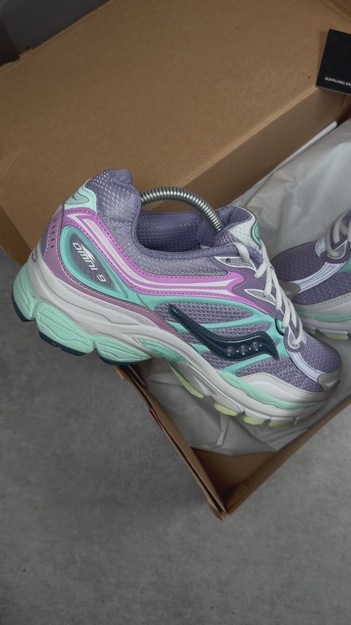 SAUCONY PROGRID OMNI 9 PRISM WISTERIA BLUE