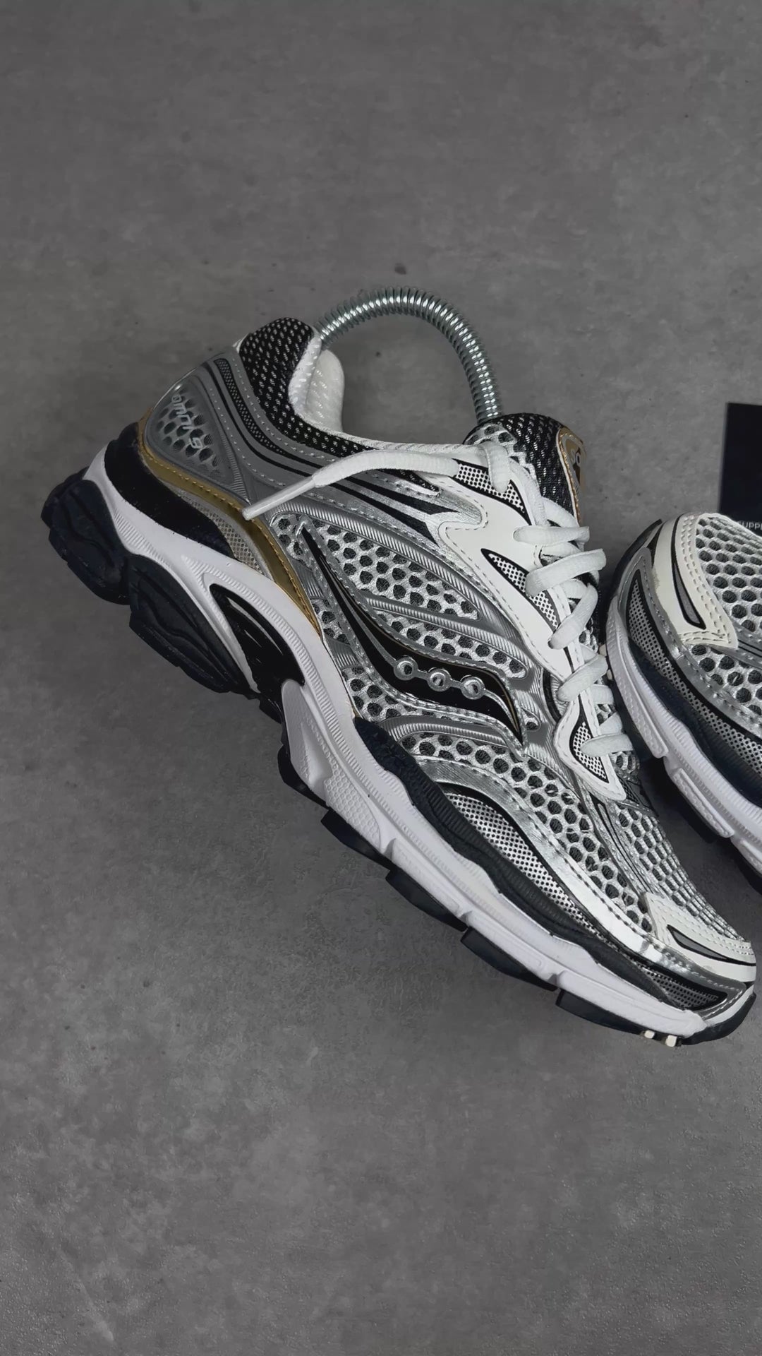 SAUCONY PROGRID OMNI 9 SILVER GOLD