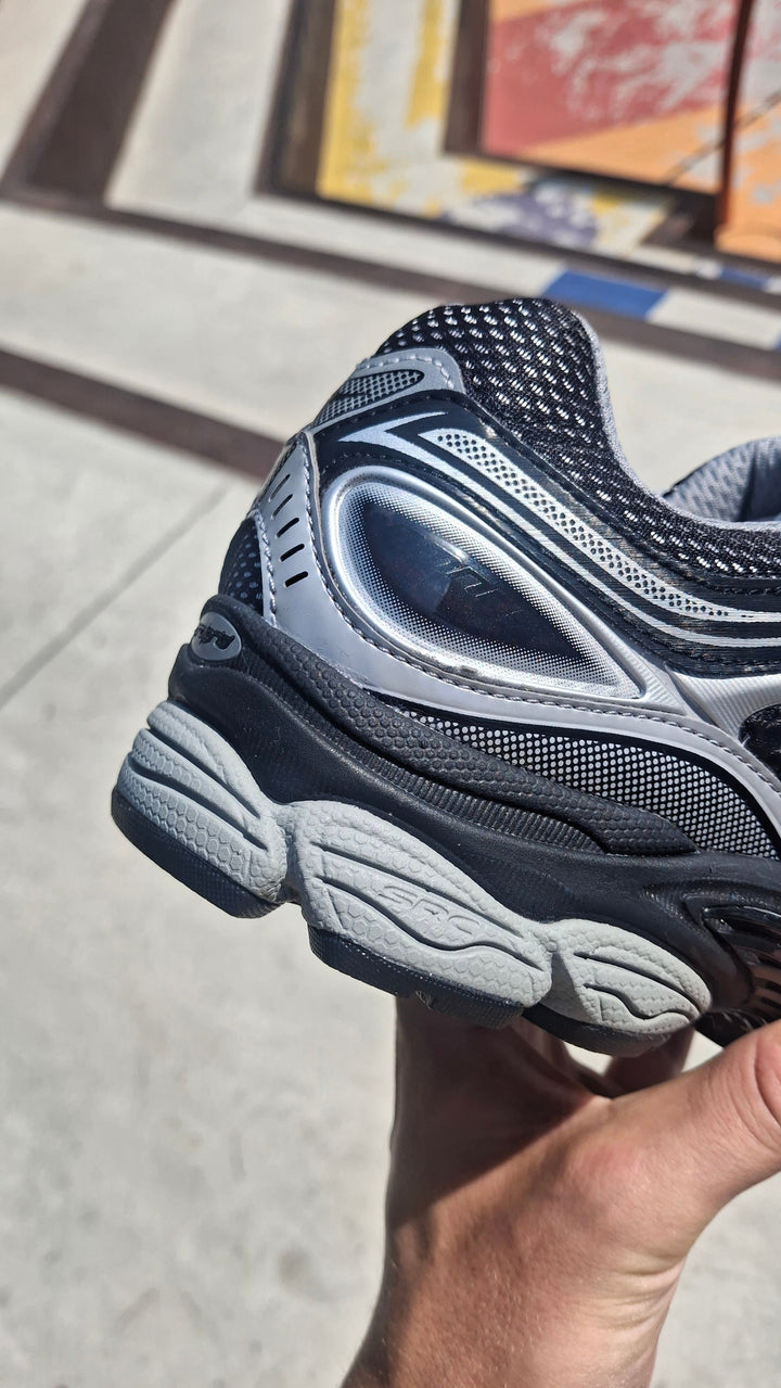SAUCONY PROGRID OMNI 9 &