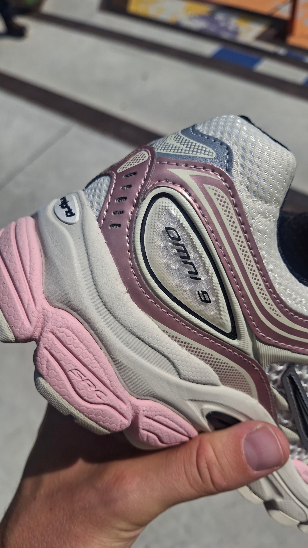 SAUCONY PROGRID OMNI 9 &