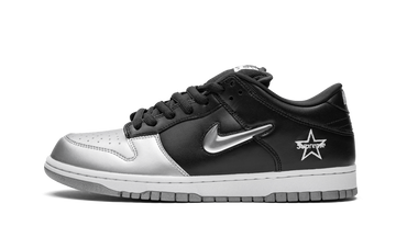 SUPREME X NIKE SB DUNK LOW METALLIC SILVER — Stock