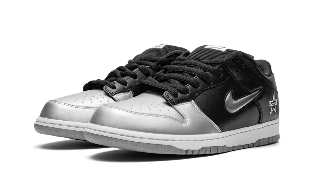 SUPREME X NIKE SB DUNK LOW METALLIC SILVER