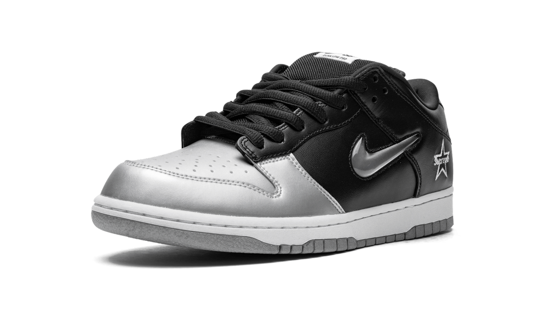 SUPREME X NIKE SB DUNK LOW METALLIC SILVER