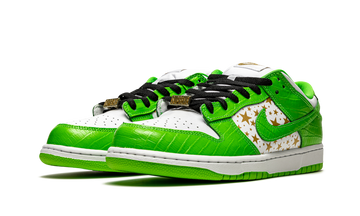 SUPREME X NIKE SB DUNK LOW STARS MEAN GREEN — Stock