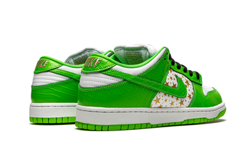 SUPREME X NIKE SB DUNK LOW STARS MEAN GREEN — Stock