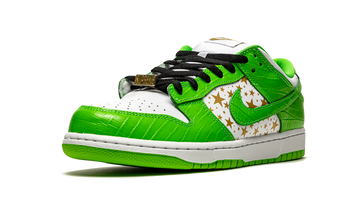 SUPREME X NIKE SB DUNK LOW STARS MEAN GREEN — Stock