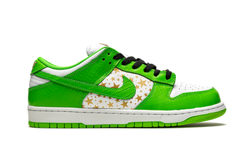 SUPREME X NIKE SB DUNK LOW STARS MEAN GREEN — Stock