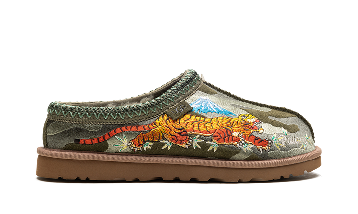 UGG TASMAN SLIPPER PALACE BURNT OLIVE CAMO — Stock 