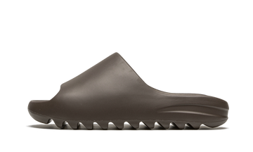 ADIDAS YEEZY SLIDE SOOT 2021 — Stock