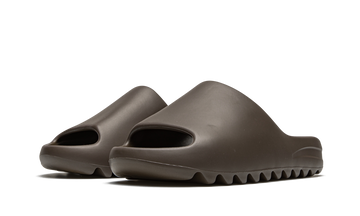 ADIDAS YEEZY SLIDE SOOT 2021 — Stock
