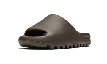 ADIDAS YEEZY SLIDE SOOT 2021 — Stock